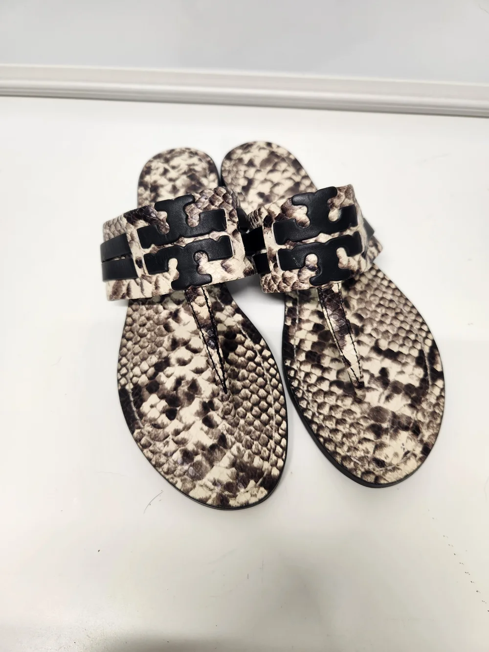 Tory Burch Leigh Flip Flop Double T Logo Snake Print Leather Sandals Size 7.5